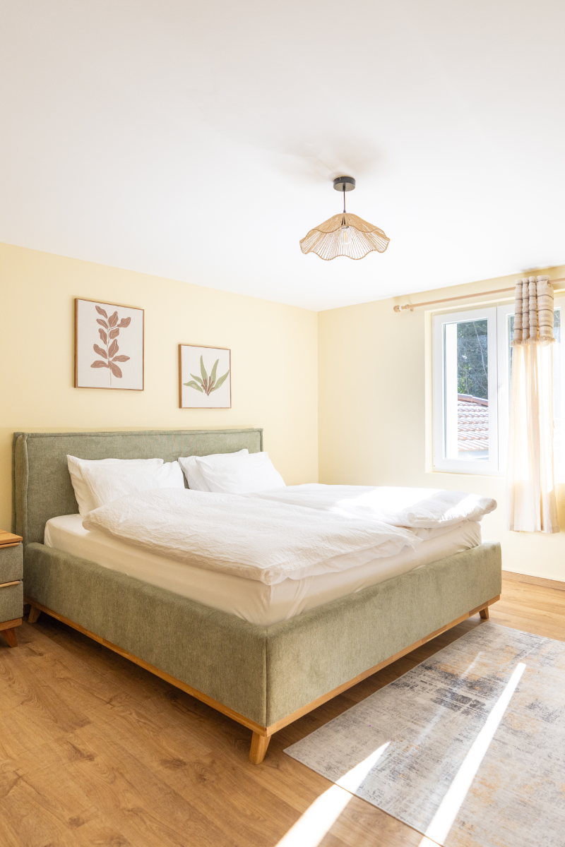 wine-and-cheese-on-the-table-2022-09-09-18-10-10-utc (3)